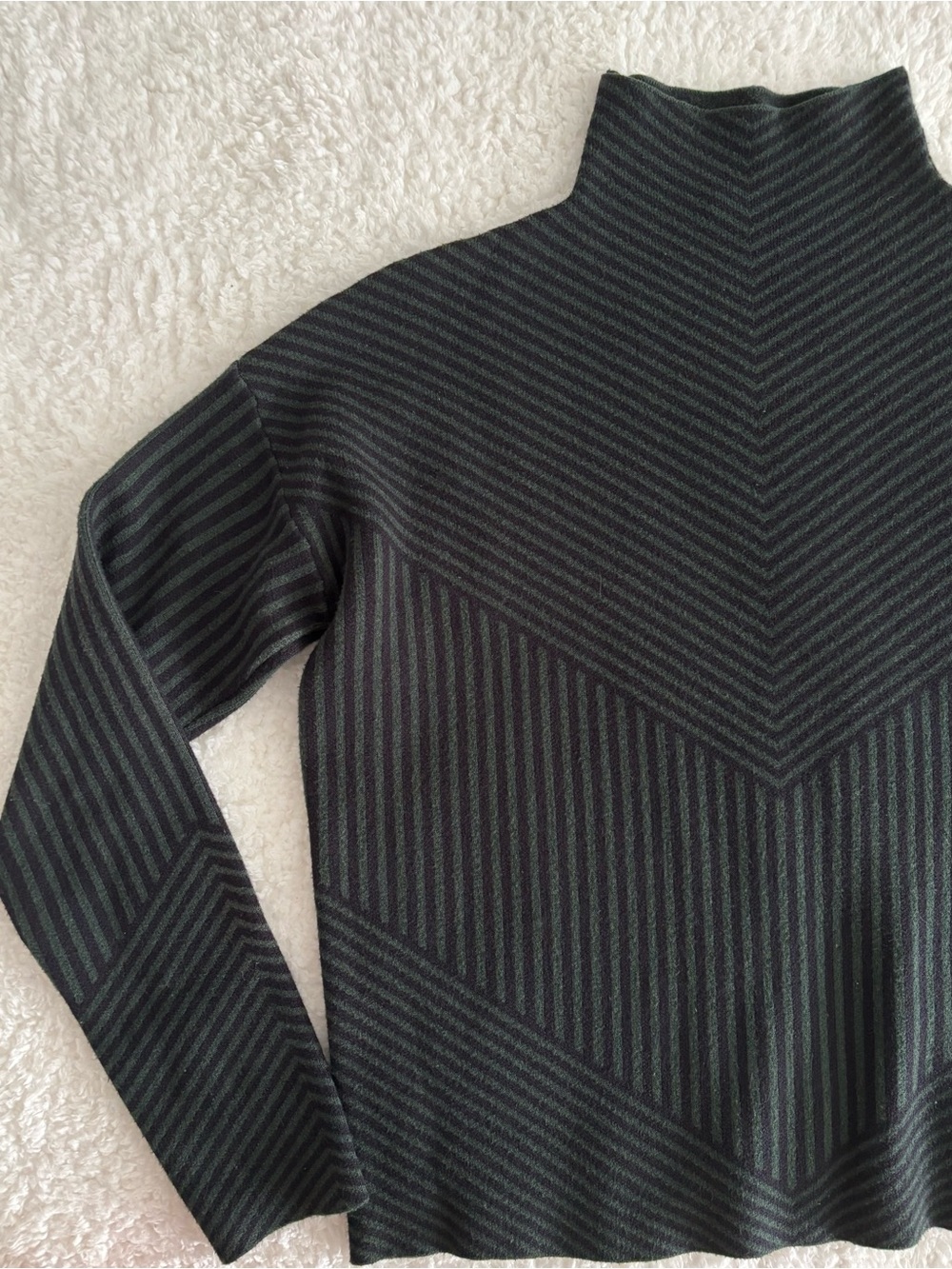 Tahari Women’s Mock Neck Sweater Sz S Green Black Chevron Striped Thick Knit - Picture 2 of 7